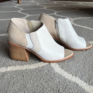 Sorel sandals, size 9, color tan/white, material leather